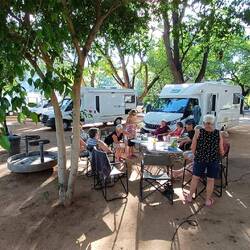 lockeres Zusammensein beim Apéro