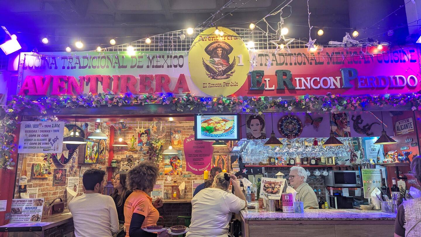 Eine der vielen Tapas-Bars in der Markthalle