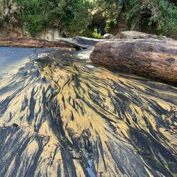 Wunderschöne Sandverläufe von orangem und schwarzem Sand...