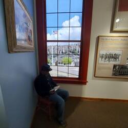 Ist ne Puppe vor einem Bild.