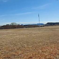 Kommandos und Marschgeräusche.