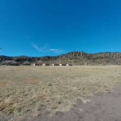 Taktisch günstig gewählt, eine Seite durch die Berge geschützt.