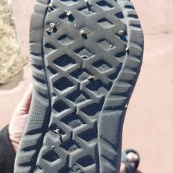 Beide Schuhe voller Kaktusstacheln, zwei Mal entfernt.