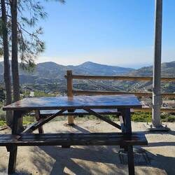 Dieser aussichtsreiche Picknick Tisch steht genau vor dem Stellplatz.