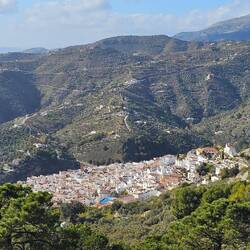 Blick auf das Bergdorf Canillas de Albaida