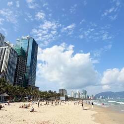 La gigantesque plage 🏖️ trop touristique pour nous 😓