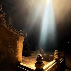 Les rayons de soleil qui passent à travers la grotte sont magiques