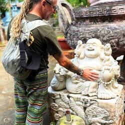 Caresser le ventre de bouddha porte chance paraît-il 🤗