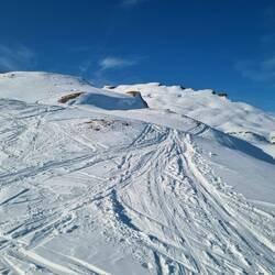 Über die knapp verschneiten Karsthänge der Schrattenfluh...