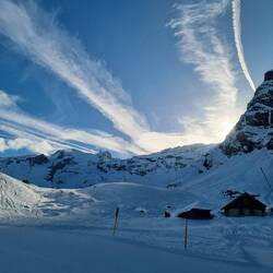 Vorbei an Alphütten ...