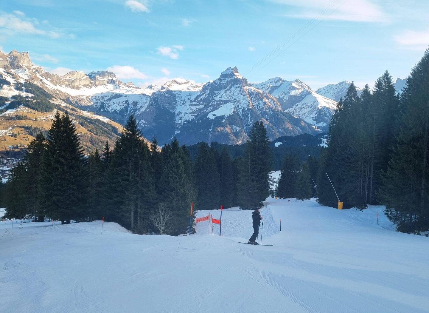 Auf und neben der Talabfahrtspiste hoch ...