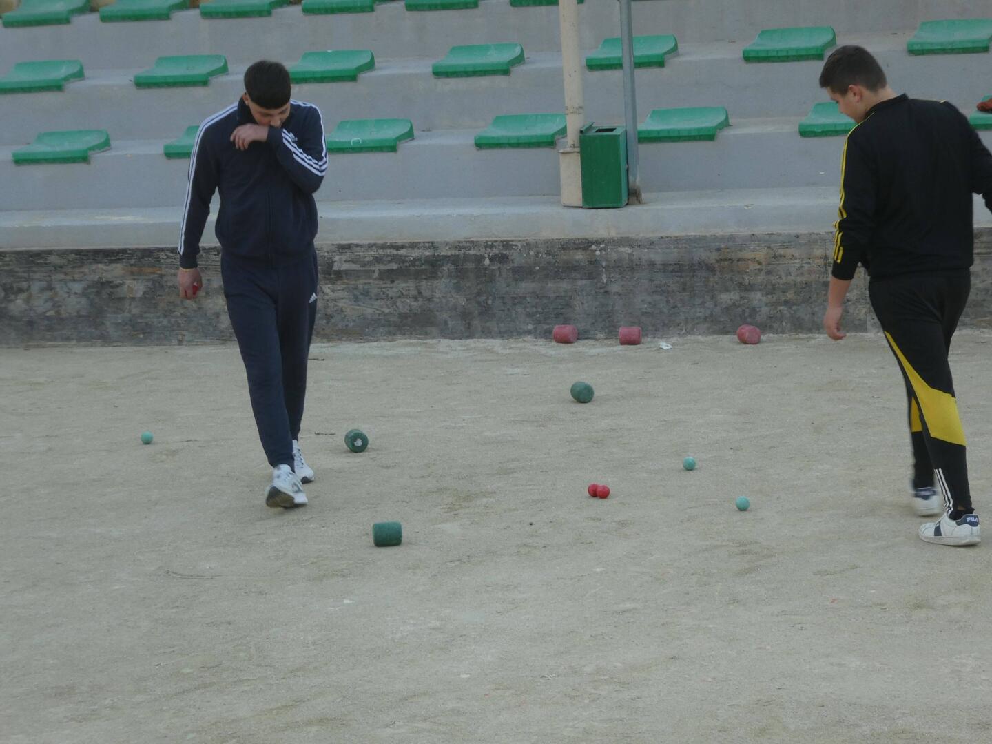Boċċi - red wins 2 shots (jack is between the red balls and green cylinder)