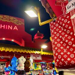Im Chinesischen Pavillon gibt es viele Plaquiate von Markenartikeln zu kaufen