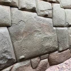 Pflichtfoto 12-eckiger Stein in einer Inka-Mauer (soll Glück bringen)