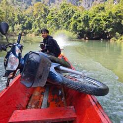 Achso nein Bootsführer hatte nur einen kompletten Arm