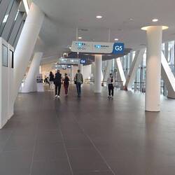 Terminal innen, riesig