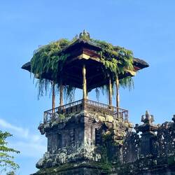 Sieh alles sehr alt aus, ist es nur bedingt, das feuchte Klima lässt die Steine schnell verwittern