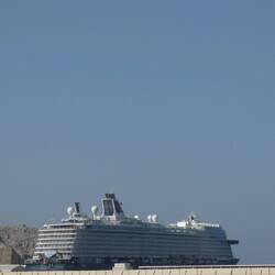 Mein Schiff 4 um Hafen von Khasab