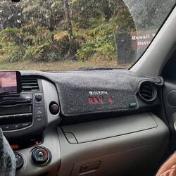 Il tombe des cendres sur l'auto