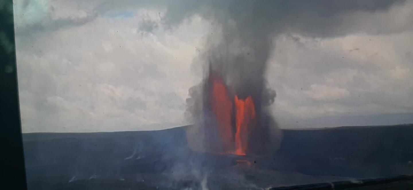 Le volcan crache a 450 m de haut