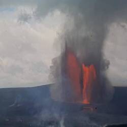 Le volcan crache a 450 m de haut