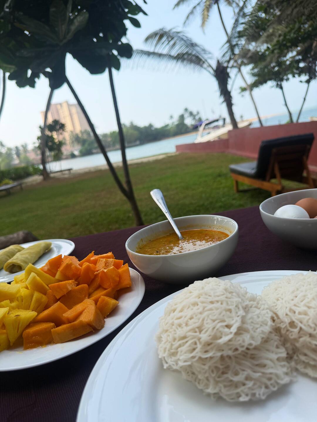 Frühstück mit Hoppers, Dhal und Früchte 😋