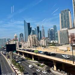 Ein Blick auf die Straßen in Downtown. Die Fahrbahnen gehen über mehrere Ebenen