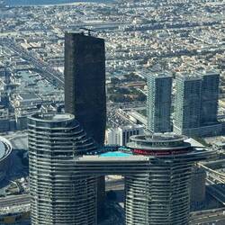 Die beiden Tower gegenüber sind mit einem Infinity Pool verbunden
