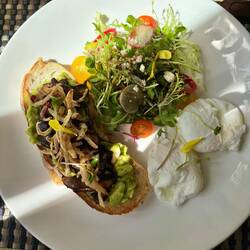 Avo Toast mit viel LOOOVE gemacht🙏🤩, The LUXE, Ubud