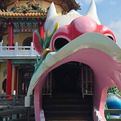 Eingang durch den Drachen