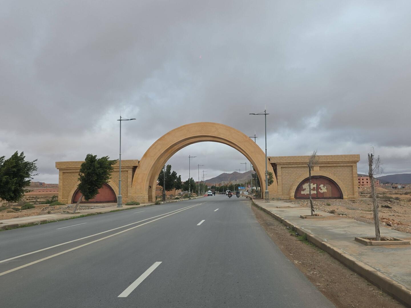 Das westliche Stadttor von Guelmim