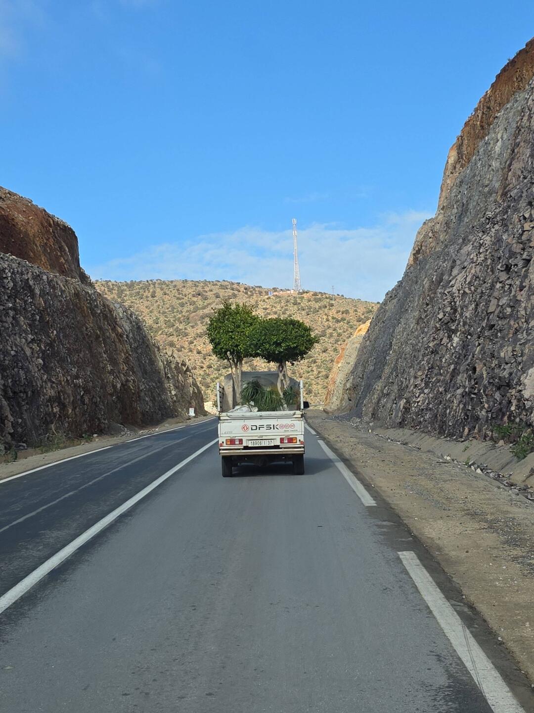 Neue Straßen durch die Felsen geschlagen.