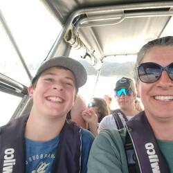 Janoschs Dauersmile während der welligen Bootsfahrt