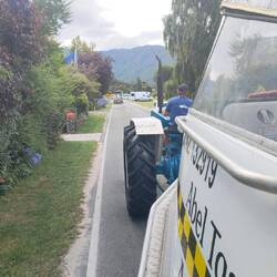 im Boot auf der Strasse unterwegs