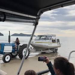 Bei Ebbe liegt der Wasserpegel ca. 5-6 Meter tiefer als bei Flut