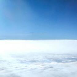 Hier oben ist viel Flugverkehr, herrlicher Wolkenteppich in 10.000m:)