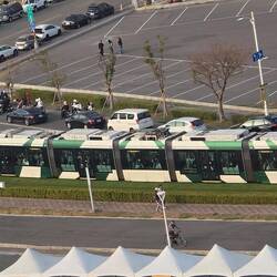 Straßenbahn vor dem Terminal