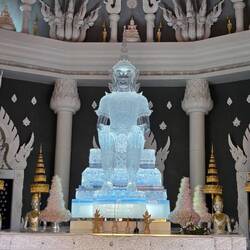 Étonnant Boudha de verre