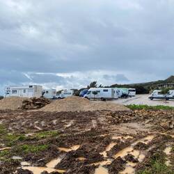 Nur ein Parkplatz aber auch hier versammeln sich Wohnmobile