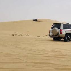 Rugido del motor, silencio del desierto.