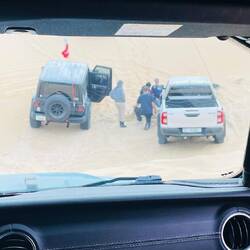 Primer incidente, novato encallado en la arena, neumático fuera