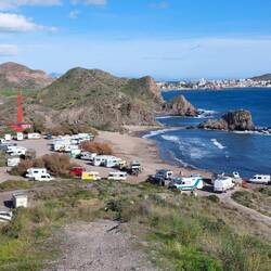 Allüberall in den Küstenbuchten siehst du weiße Womos blitzen.