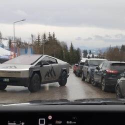 Pour les connaisseurs, un cybertruck de Tesla. Je veux le même 😉