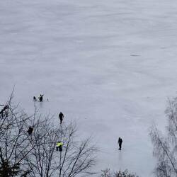 Un trou dans la glace pour pêcher
