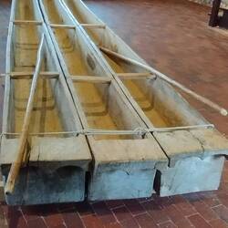 Trois pirogues attachées pour faire un radeau