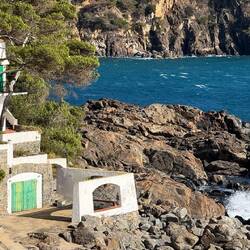 Der Küstenwanderweg geht weiter zum nächsten kleinen Ort ...