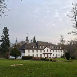 Vorbei an Schloss Auel....