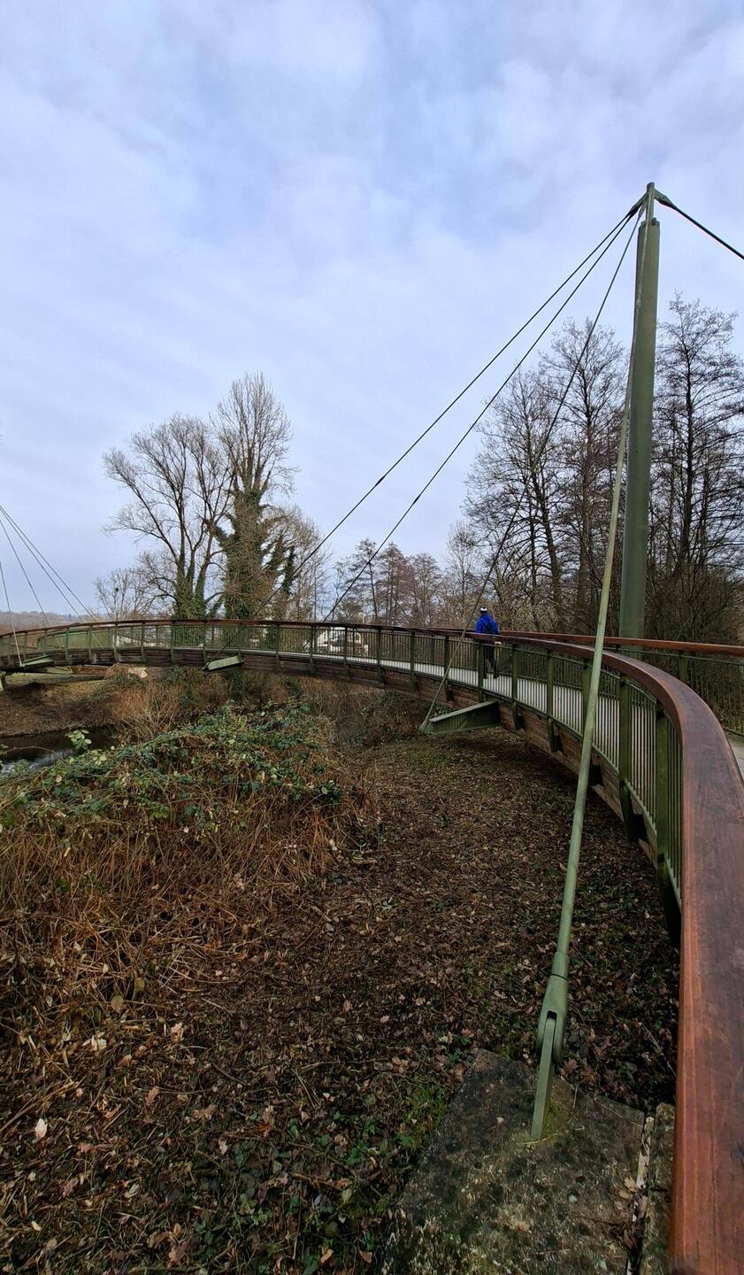 Wir starten erst um 14 Uhr an der Brücke über die Agger...