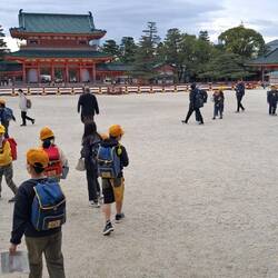 Kyoto - Honden-Shrine: geschotterter Platz mit vielen Schulklassen