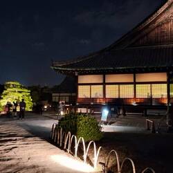 Kyoto, Nijo-Castle: historisches Party-Schattenspiel hinter den Fenstern